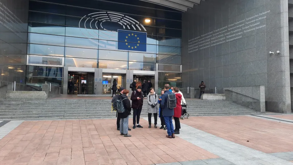 Delegation vor den Treppen zur EU-Kommission
